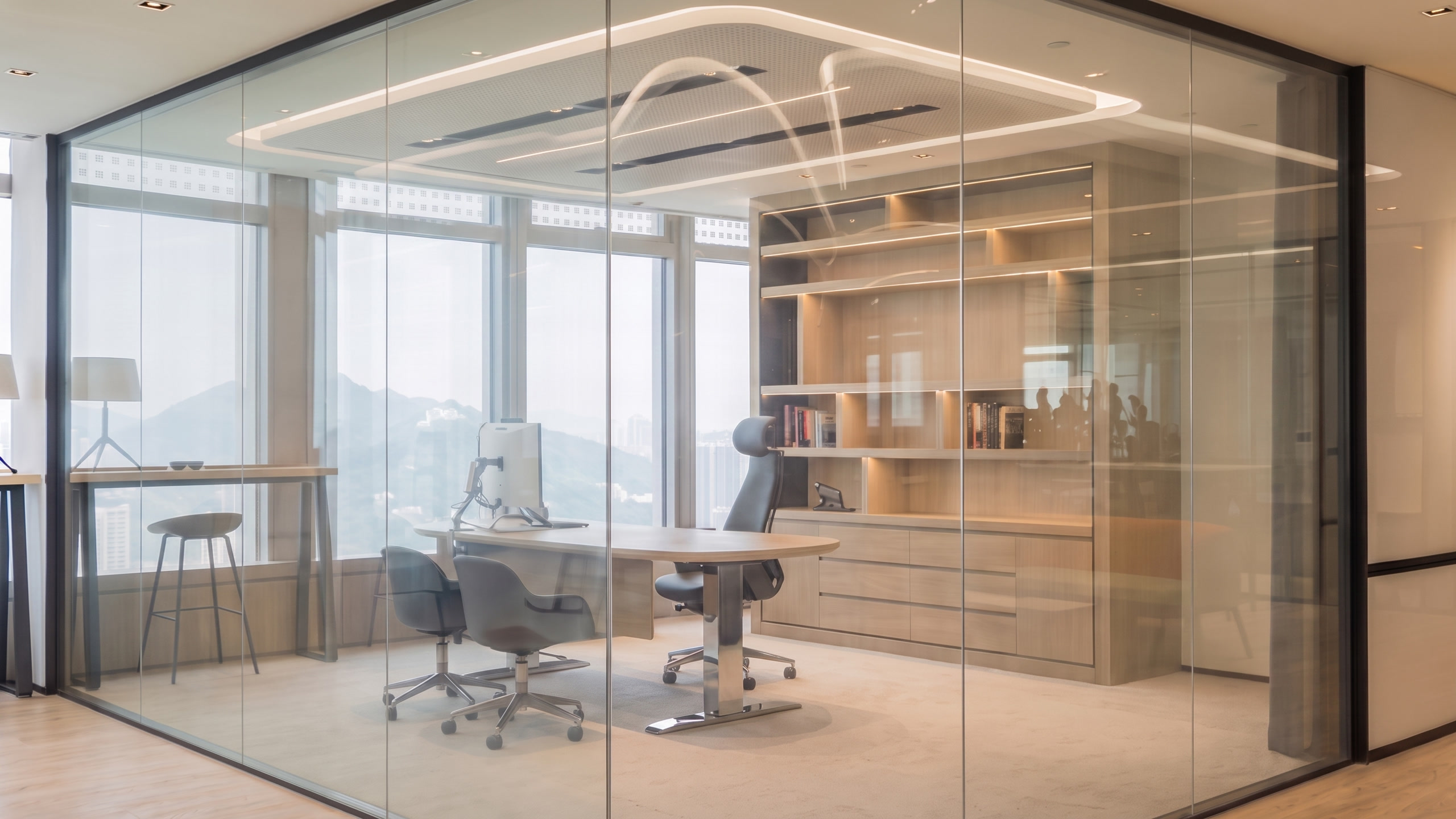Transparant PDLC-glas met zicht op de vergaderruimte